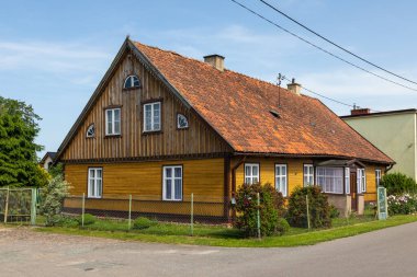 Tujsk, Zulawy, Polonya - 15 Haziran 2019: Tujsk köyündeki geleneksel ahşap binalar. Bahar sezonu. Zulawy, Polonya.