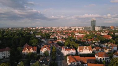 Gdansk 'ın hava görüntüsü. Güneşli bir akşamda Oliwa Bölgesi üzerinde uçuş. Polonya.