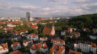 Gdansk 'ın hava görüntüsü. Güneşli bir akşamda Oliwa Bölgesi üzerinde uçuş. Polonya.