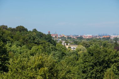 Gdansk, Orunia, Polonya - 30 Haziran 2019: Gdansk şehri manzarası. Yaz kasabası. Güzel doğa..