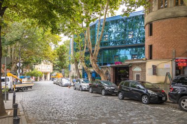 Gürcistan, Tiflis - 30 Ağustos 2019: Tiflis 'in Eski Kentinde geleneksel evler. Başkent.