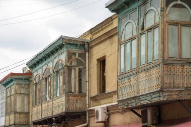 Tiflis 'in Eski Kasabası' nda ahşap balkonlu geleneksel evler. Başkent.