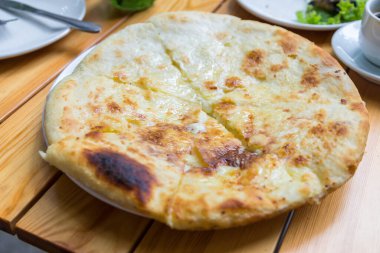 Khachapuri Megruli, fırında Gürcü peyniri ile pişirilmiş maya ekmeği. Geleneksel yemek..