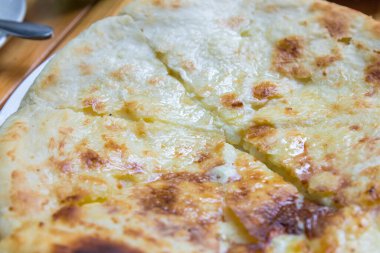 Khachapuri Megruli, fırında Gürcü peyniri ile pişirilmiş maya ekmeği. Geleneksel yemek..