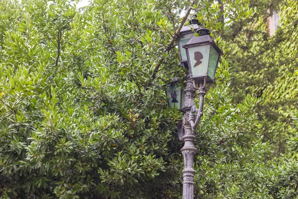 第比利斯城美丽的公园 有装饰灯笼 格鲁吉亚 — 图库照片