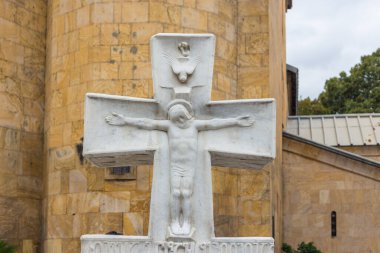 Tiflis, Gürcistan - 30 Ağustos 2019: Gürcistan 'ın başkenti Tiflis' teki Gürcü Ortodoks katedrali Sioni Katedrali 'nin avlusunda beyaz bir mermer haç.
