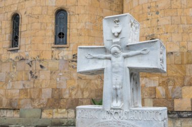 Tiflis, Gürcistan - 30 Ağustos 2019: Gürcistan 'ın başkenti Tiflis' teki Gürcü Ortodoks katedrali Sioni Katedrali 'nin avlusunda beyaz bir mermer haç.