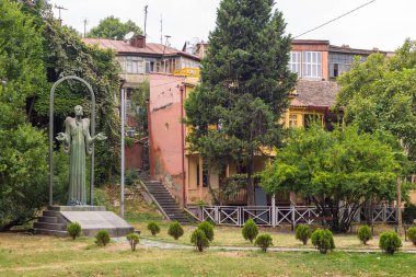 Gürcistan, Tiflis - 30 Ağustos 2019: Eski Tiflis 'te Yetim Gurdji heykeli. Gürcü şair.