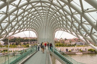 Tiflis, Gürcistan - 30 Ağustos 2019: Barış Köprüsü, yaya köprüsü, Kura Nehri üzerinde çelik ve cam yapı.