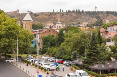 Gürcistan, Tiflis - 30 Ağustos 2019: Tiflis Eski Şehir Meydanı 'nda birçok yerli ve turist çekiyor. Arka planda Kartlis Deda anıtı.