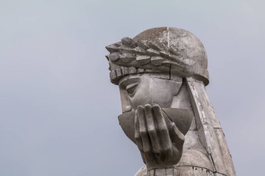 Gürcistan, Tiflis - 30 Ağustos 2019: Kartlis Deda, Sololaki tepesinin tepesindeki anıt.