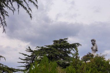 Gürcistan, Tiflis - 30 Ağustos 2019: Kartlis Deda, Sololaki tepesinin tepesindeki anıt.