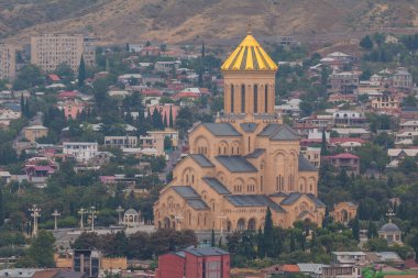 Gürcistan, Tiflis - 30 Ağustos 2019: Tiflis 'in Kutsal Üçlü Katedrali, yaygın olarak Sameba olarak bilinir. Gürcistan Ortodoks Kilisesi 'nin ana katedrali. Eski tarihi kasaba çevresi.