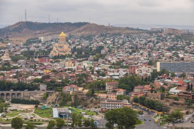 Gürcistan, Tiflis - 30 Ağustos 2019: Tiflis 'in Kutsal Üçlü Katedrali, yaygın olarak Sameba olarak bilinir. Gürcistan Ortodoks Kilisesi 'nin ana katedrali. Eski tarihi kasaba çevresi.
