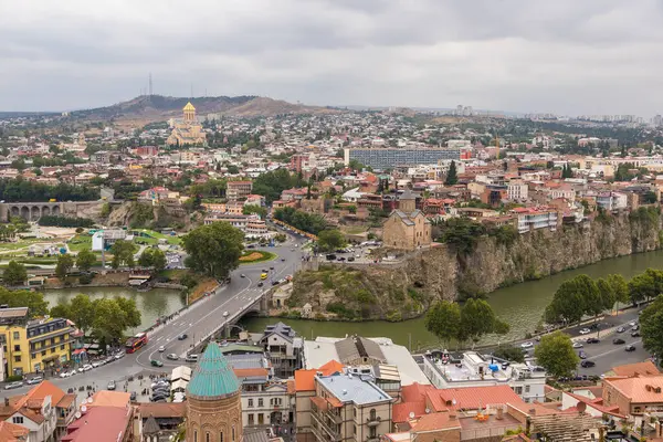 Gürcistan, Tiflis - 30 Ağustos 2019: Tiflis 'in Kutsal Üçlü Katedrali, yaygın olarak Sameba olarak bilinir. Gürcistan Ortodoks Kilisesi 'nin ana katedrali. Eski tarihi kasaba çevresi.