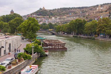 Gürcistan, Tiflis - 30 Ağustos 2019: Gürcistan 'ın Eski Kenti' ndeki Kura Nehri 'nin (Mtkvari) manzarası. Tiflis Kafkas bölgesinin popüler bir turizm beldesidir..