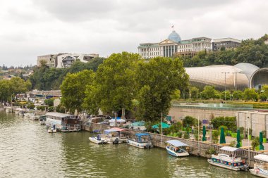 Gürcistan, Tiflis - 30 Ağustos 2019: Gürcistan 'ın Eski Kenti' ndeki Kura Nehri 'nin (Mtkvari) manzarası. Tiflis Kafkas bölgesinin popüler bir turizm beldesidir..
