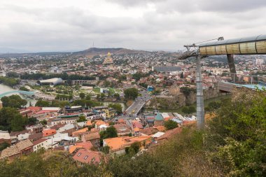Tiflis, Gürcistan - 30 Ağustos 2019: Teleferiğin eski Tiflis manzarası. Avrupa Meydanı ile Narikala kale kompleksini birbirine bağlıyor.