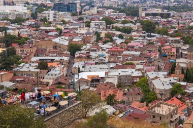Gürcistan, Tiflis - 30 Ağustos 2019: Eski Tiflis kasabasındaki tarihi binalar. Başkent.