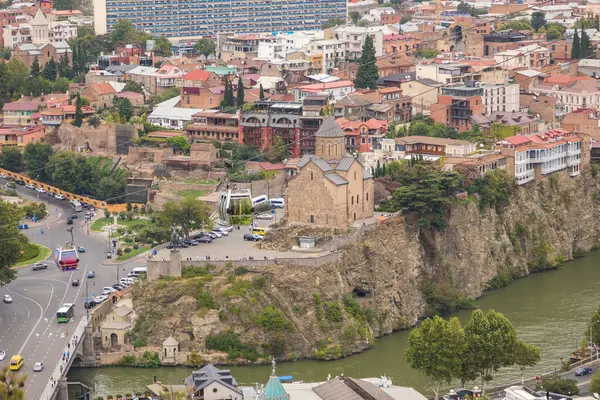 Gürcistan, Tiflis - 30 Ağustos 2019: Eski Tiflis kasabasındaki tarihi binalar. Başkent. Uçurumun üzerindeki Metekhi Kilisesi Kura Nehri.