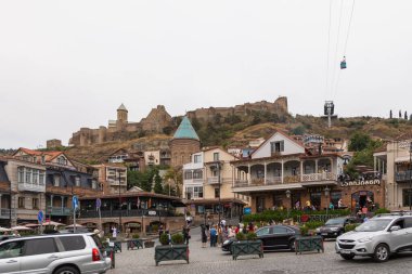Tiflis, Gürcistan - 30 Ağustos 2019: Tiflis Eski Şehir Meydanı 'nda çok sayıda yerli ve turist çekiyor.