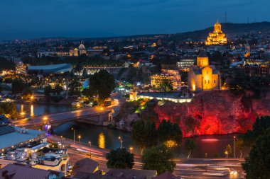 Tiflis, Gürcistan - 30 Ağustos 2018: Kentin ünlü simgeleriyle Gece Işığında Gökyüzü. Rike Park, Kutsal Üçlü Katedral veya Sameba, Aziz George Ermeni Katedrali, Metekhi Kilisesi.