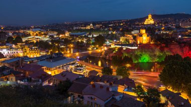 Tiflis, Gürcistan - 30 Ağustos 2018: Kentin ünlü simgeleriyle Gece Işığında Gökyüzü. Rike Park, Kutsal Üçlü Katedral veya Sameba, Aziz George Ermeni Katedrali, Metekhi Kilisesi.