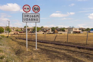 Udabno, Gürcistan - 01 Eylül 2019: Udabno kasabasının adıyla yol tabelası. Steppe arka planda.