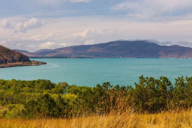 Hem Ermenistan 'daki hem de Kafkasya bölgesindeki en büyük su kütlesinin manzarası.