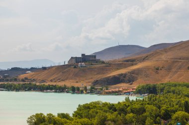 Sevan, Ermenistan - 02 Eylül 2019: Hem Ermenistan hem de Kafkasya bölgesindeki en büyük su kütlesinin görüntüsü.