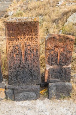 Sevanavank 'teki eski Ermeni Khachkar haçı taşı. Ortaçağ Hristiyan Ermeni sanatının çapraz karakteristik bir özelliğini taşıyan oyulmuş bir anıt taşı. Ermenistan.