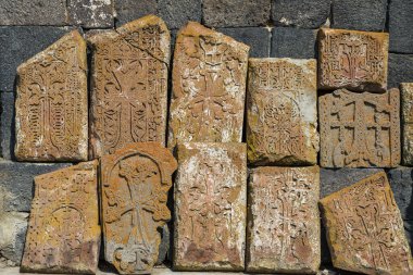 Sevanavank 'teki eski Ermeni Khachkar haçı taşı. Ortaçağ Hristiyan Ermeni sanatının çapraz karakteristik bir özelliğini taşıyan oyulmuş bir anıt taşı. Ermenistan.