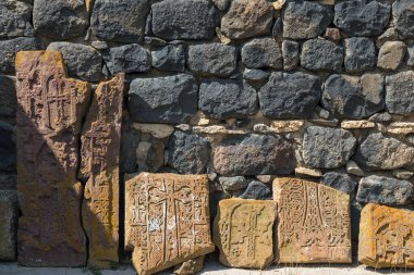 Sevanavank 'teki eski Ermeni Khachkar haçı taşı. Ortaçağ Hristiyan Ermeni sanatının çapraz karakteristik bir özelliğini taşıyan oyulmuş bir anıt taşı. Ermenistan.