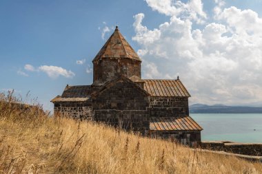 Sevanavank manzarası, Sevan Gölü kıyısındaki manastır kompleksi. Surp Arakelots, yani Kutsal Havariler..