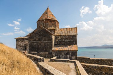 Sevanavank manzarası, Sevan Gölü kıyısındaki manastır kompleksi. Surp Arakelots, yani Kutsal Havariler..