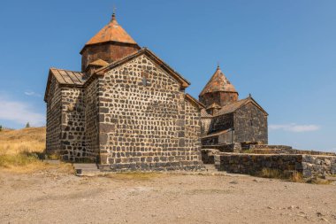 Sevanavank manzarası, Sevan Gölü kıyısındaki manastır kompleksi. Surp Arakelots, yani Kutsal Havariler..