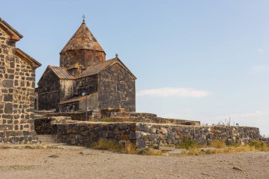 Sevanavank manzarası, Sevan Gölü kıyısındaki manastır kompleksi. Surp Arakelots, yani Kutsal Havariler..