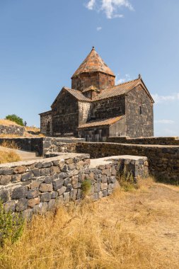 Sevanavank, Ermenistan - 02 Eylül 2019: Sevanavank, Sevan Gölü kıyısındaki manastır kompleksi. Surp Arakelots, yani Kutsal Havariler..