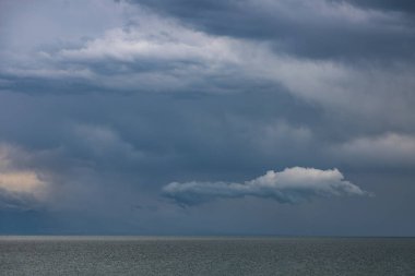 Sevan Gölü üzerinde gün batımı, hem Ermenistan hem de Kafkasya bölgesindeki en büyük su kütlesi..