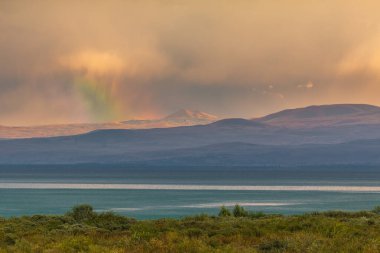 Sevan Gölü üzerinde gün batımı, hem Ermenistan hem de Kafkasya bölgesindeki en büyük su kütlesi..