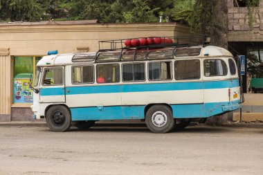 Ijevan, Ermenistan - 02 Eylül 2019: Küçük sınır kasabası Ijevan 'ın merkezinde arabalar.