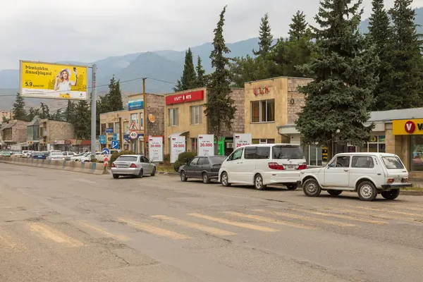 아르메니아 2019 이잔의 마을의 중심에있는 자동차 스톡 사진