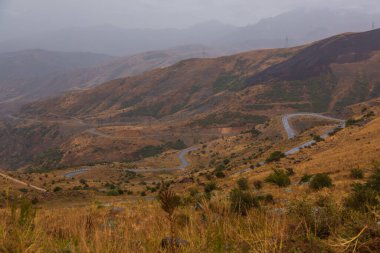 Gün batımında dolambaçlı dağ yolu. Kafkas Dağları. Ermenistan.