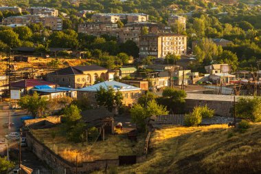 Jeghenadzor, Ermenistan - 03 Eylül 2019: Dağların arasında küçük bir kasaba. Güzel gün doğumu. Kafkasya, Ermenistan.