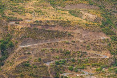 Ermeni Kafkasya dağlarının manzarası. Dönek dağ yolu. Tatew, Ermenistan.