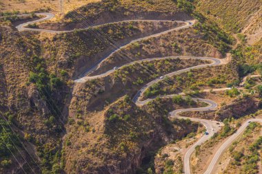 Tatew, Ermenistan - 03 Eylül 2019: Ermeni Kafkas dağlarının manzarası. Dönek dağ yolu.