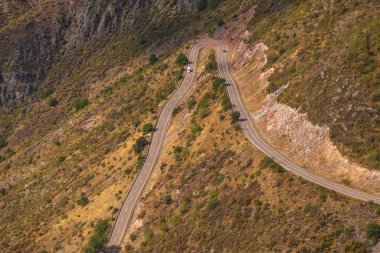 Tatew, Ermenistan - 03 Eylül 2019: Ermeni Kafkas dağlarının manzarası. Dönek dağ yolu.
