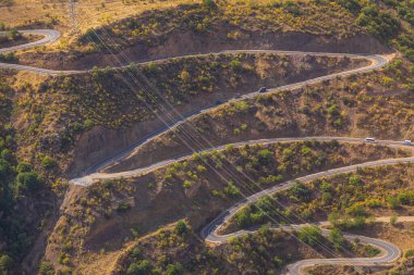 Tatew, Ermenistan - 03 Eylül 2019: Ermeni Kafkas dağlarının manzarası. Dönek dağ yolu.