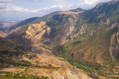 Güney Kafkasya dağlarının güzel manzarası. Tatev, Ermenistan.