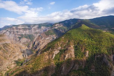 Güney Kafkasya dağlarının güzel manzarası. Tatev, Ermenistan.